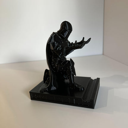 **Knight Sculpture Pen Holder: A Medieval Epic on Your Desk, Where the Pen Becomes a Sword, Blending Decorative Art with Practical Office Use**.