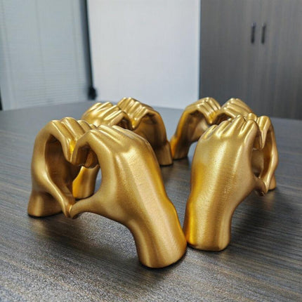 GOLD Elegant Heart-shaped Sculpture: Pure lines capture love, accompanying you in writing tender everyday moments..