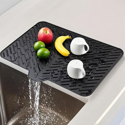 Silicone dish draining mat with integrated rim, heat-resistant, eco-friendly, waterproof, and non-slip. Ideal for dishes, bars, washing up, or any other use. Dimensions: 58 x 43 cm. Color: Black..