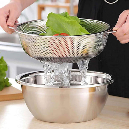 2-piece vegetable draining rack set made of stainless steel - with handles - drip tray on top - suitable for draining pasta, vegetables, fruit and rice - dishwasher safe - 2-piece set - diameters 22.5 cm and 19.5 cm.