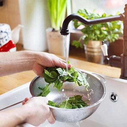 2-piece vegetable draining rack set made of stainless steel - with handles - drip tray on top - suitable for draining pasta, vegetables, fruit and rice - dishwasher safe - 2-piece set - diameters 22.5 cm and 19.5 cm.