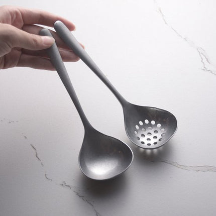 2-piece soup ladle and colander set - Colander with long handle for hot pans - Vintage style - Dishwasher safe - Suitable for sauces and cooking.