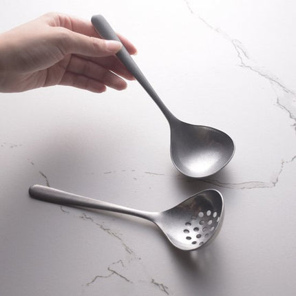 2-piece soup ladle and colander set - Colander with long handle for hot pans - Vintage style - Dishwasher safe - Suitable for sauces and cooking.