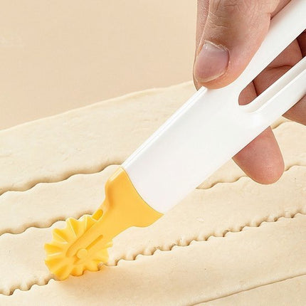 4-in-1 Flower-Shaped Dough Cutter - Multifunctional Dough Cutter - Rotary Cutter - Baking Kitchen Decorating Knife - Pizza Knife.