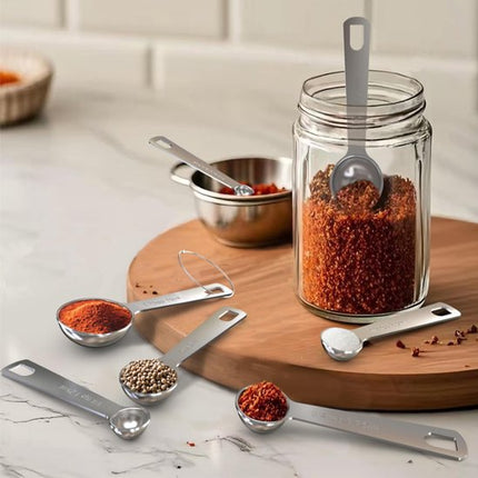 Set of 6 stainless steel measuring spoons - Includes teaspoon, tablespoon and measuring spoon - Suitable for liquids and dry ingredients - Kitchen and baking utensils - Can be stored in spice jars.