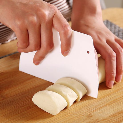 Rolling pin and dough cutter (2-piece) - 33 cm long - White - Diameter 3.5 cm - Suitable for baking - Can be used to roll out puff pastry, pie crusts or cookie dough - Smooth and easy-to-clean surface - Mould-resistant rolling pin.