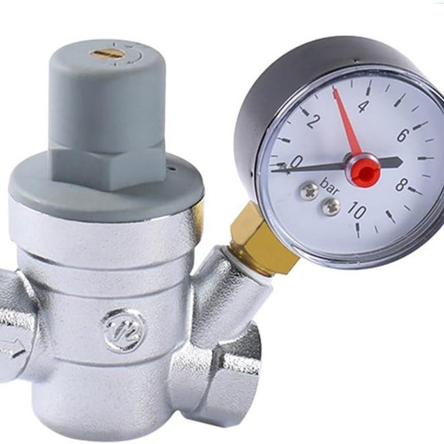 Adjustable pressure reducing valve with integrated pressure gauge for hot and cold water, brass pipe valve for home, commercial and industrial use (DN15).