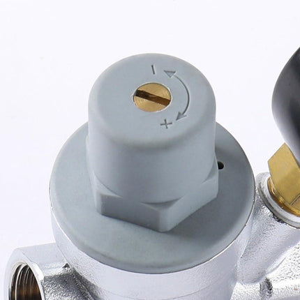 Adjustable pressure reducing valve with integrated pressure gauge for hot and cold water, brass pipe valve for home, commercial and industrial use (DN15).