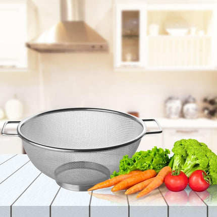 Fackelmann sieve Ø 26 cm, colander made of stainless steel, fine-mesh sieve with handles as a perfect kitchen accessory and kitchen helper in your kitchen, dishwasher safe (Color: silver), Quantity: 1.