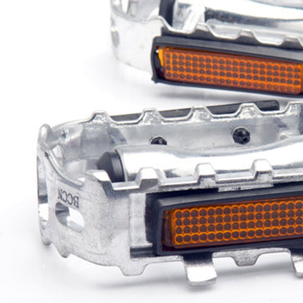 Worgeous 1 Pair of Silver Aluminum Alloy Mountain Bike Pedals with Anti slip Spikes.