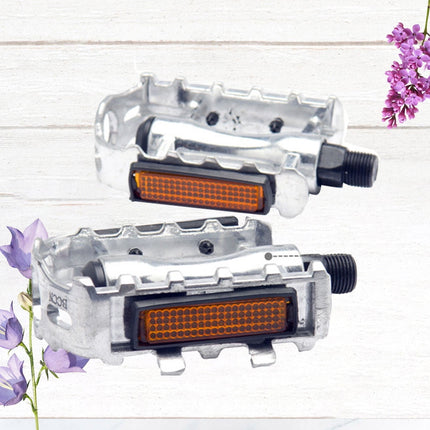 Worgeous 1 Pair of Silver Aluminum Alloy Mountain Bike Pedals with Anti slip Spikes.