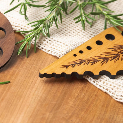 Herb Stripper 8 Holes,Herb Stripper Tool,Wooden Herb Stripper Vegetable Leaf Remover,Different Aperture Designs Wood Stripping Strippers Suitable for Herbs, Parsley, Coriander, Thyme Khaki.