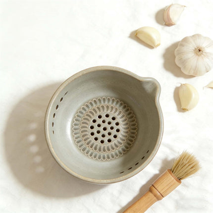 2-in-1 Stoneware Kitchen Grater Plate Tools, Handmade Garlic Grater & Herb Bowl, Efficient Stoneware Herb Stripping Tool,5 Hole Sizes,with Drainage Port, Handmade Garlic Shredder Bowl.