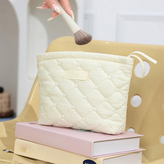 Floral Makeup Bag, Quilted Makeup Bag, Zipper Pouch, Purse Travel Make Up Organizer for Women Cosmetic, Portable Cosmetic Bag, Large Capacity Pencil Case, for Travel, Camping Beige.