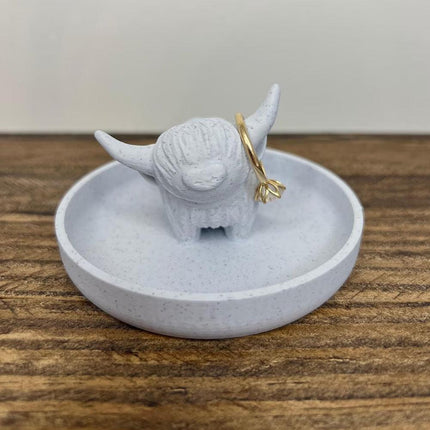 Highland Cow Ring Holder with Circular Dish Scottish Cow Statue Wedding Engagement Holder Calf Jewelry Organizer Stand.