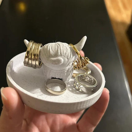 Highland Cow Ring Holder with Circular Dish Scottish Cow Statue Wedding Engagement Holder Calf Jewelry Organizer Stand.