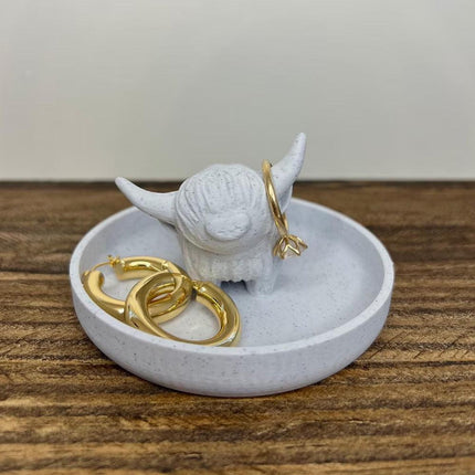 Highland Cow Ring Holder with Circular Dish Scottish Cow Statue Wedding Engagement Holder Calf Jewelry Organizer Stand.