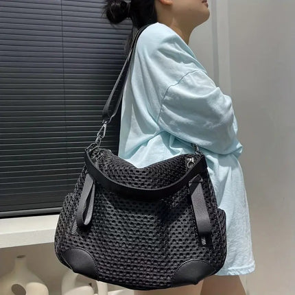 Women's fashionable mesh-paneled crossbody bag, large-capacity lightweight mesh travel vacation sports bag..