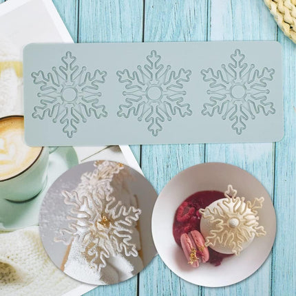 Baking Molds (3-Piece Set) - Silicone Baking Molds - Three Different Shapes - Maple Leaf, Clover, and Snowflake Patterns - Suitable for baking chocolate, candy, and cupcakes, this is a handy tool for creating fun homemade desserts.