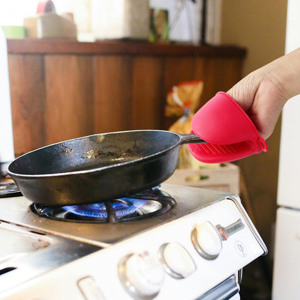 2 Pairs Mini Oven Gloves, Silicone Oven Mitts Heat Resistant, Silicone Potholders Cooking Pinch for Kitchen Cooking & Baking (Red and Green).