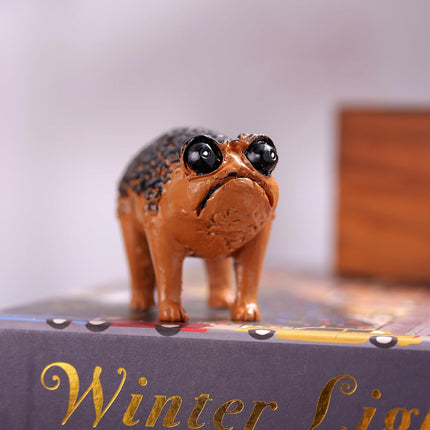 Kvekstio Ugly Funny Grumpy Frog Statue, Weird Resin Angry Toad Sculpture for Outdoor Garden Yard, Novelty Home Office Desk Decor, Unique House Warming Frog Gift Decoration.