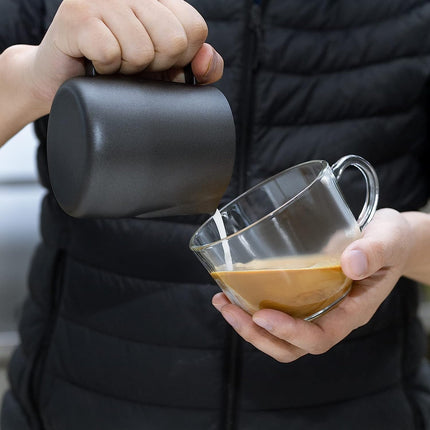Melkopschuimpot - 350 ml stainless steel milk frothing jug for milk, coffee, cappuccino, latte art, barista frothing jug with decorative pen [black].