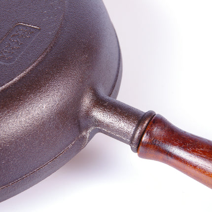 Pre-Seasoned 29cm Cast Iron Fry Pan Cookware Heat-Resistant Wooden Handle.