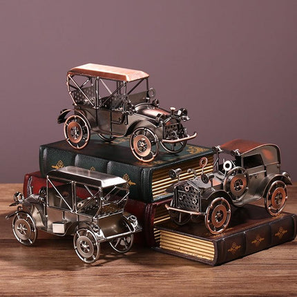 Set 2 Metal Retro Classic Car Assort 21cm.