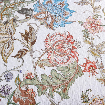 Warm and Inviting Quilted Bedspread and Pillowcases Set: Designed for Relaxation - Queen size.