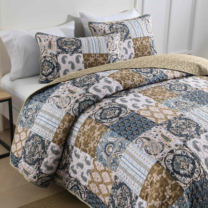 Retro Charm Queen Bedspread Set with Bold Checkered Design.