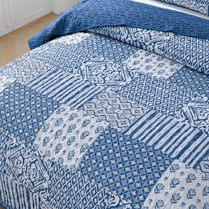 Blissful Quilted bedspread and pillowcovers set: Relax in Style - Queen size.