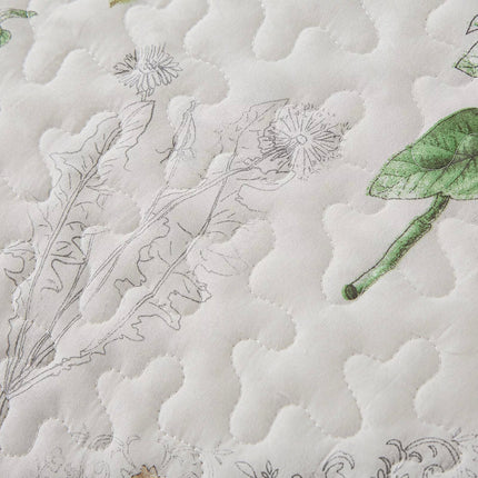 Artisan Quilted Coverlet and Pillowcases Set: A Masterpiece for Your Bed - Queen size.