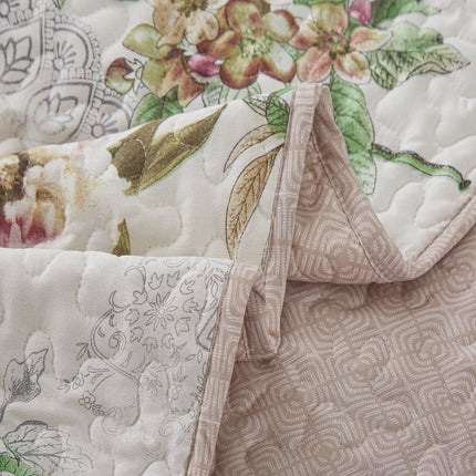 Artisan Quilted Coverlet and Pillowcases Set: A Masterpiece for Your Bed - Queen size.