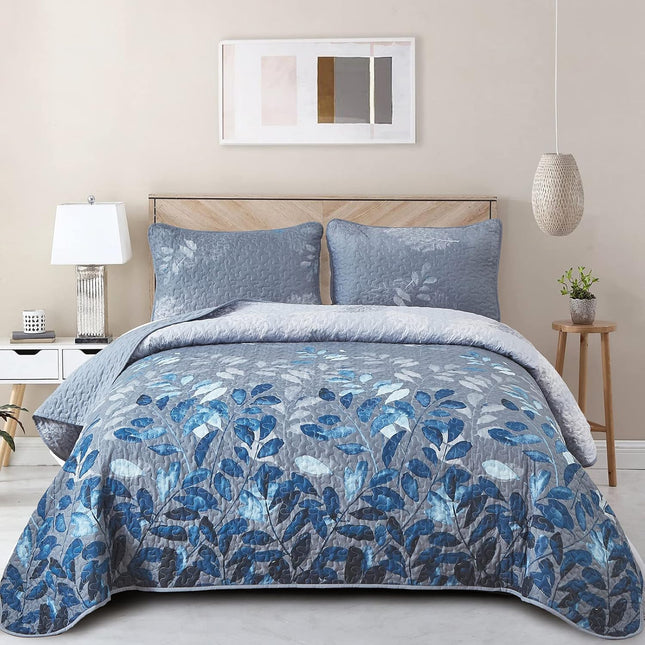 Nostalgic Quilted coverlet and pillowcovers set: Classic and Timeless - Queen size.