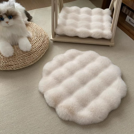 Beige Plush Round Cat Mat - Soft Faux Fur Sleeping Pad (40cm Diameter).