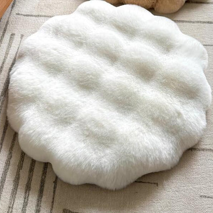White Plush Round Cat Mat - Soft Faux Fur Sleeping Pad (40cm Diameter).