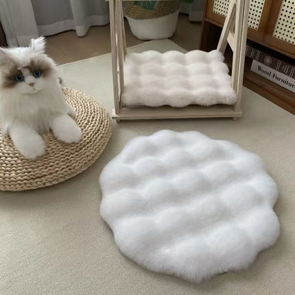 White Plush Round Cat Mat - Soft Faux Fur Sleeping Pad (40cm Diameter).