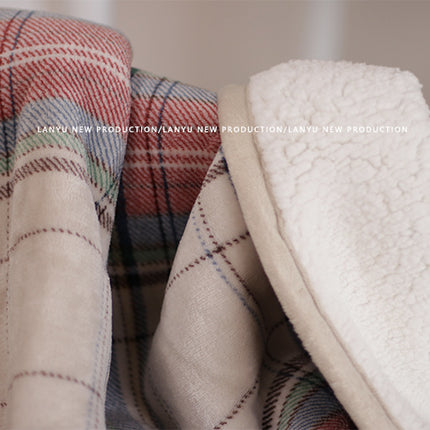 Double-Sided Geometric & Plush Throw Blanket - Warm 70x100cm Multi-Use Wrap(Red checkered/reverse white).