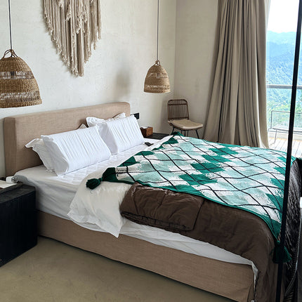 Green Chic Argyle Diamond Knit Throw Blanket with Tassels - Versatile Sofa & Bed Accent - 135 x 125cm.