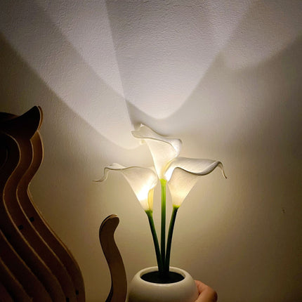 White Elegant Calla Lily LED Table Lamp - Lifelike Potted Flower Accent Light for Bedside Home Decor.
