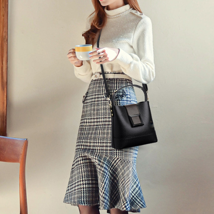 Black Versatile Bucket Bag - Stylish Trend Shoulder Handbag with Large Capacity Crossbody for Women (21x10x30 cm).