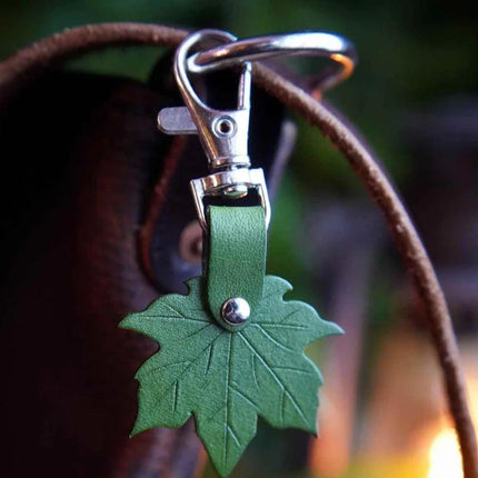 Green 3 Pack PU Leather Maple Leaf Keychain Set Vintage Style Autumn Leaf Keyring Bag Charm Pendant for Women Handbag and Car Keys.