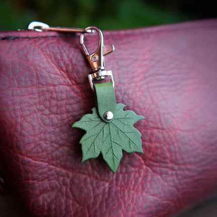 Green 3 Pack PU Leather Maple Leaf Keychain Set Vintage Style Autumn Leaf Keyring Bag Charm Pendant for Women Handbag and Car Keys.