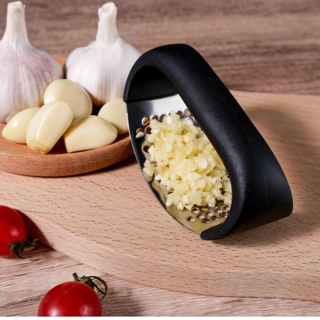 Black Stainless Steel Garlic Press Rocker Ergonomic Garlic Crusher and Ginger Mincer Professional Kitchen Tool.