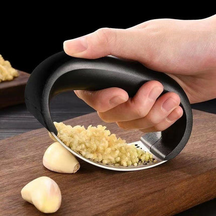 Black Stainless Steel Garlic Press Rocker Ergonomic Garlic Crusher and Ginger Mincer Professional Kitchen Tool.
