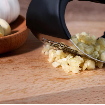 Black Stainless Steel Garlic Press Rocker Ergonomic Garlic Crusher and Ginger Mincer Professional Kitchen Tool.