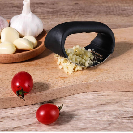 Black Stainless Steel Garlic Press Rocker Ergonomic Garlic Crusher and Ginger Mincer Professional Kitchen Tool.