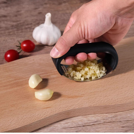 Black Stainless Steel Garlic Press Rocker Ergonomic Garlic Crusher and Ginger Mincer Professional Kitchen Tool.