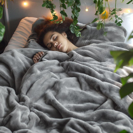 Grey Ultra-Soft Coral Fleece Blanket – Lightweight Summer Throw for Office Naps, Air Conditioning, and Cozy Home Use(70*100cm).