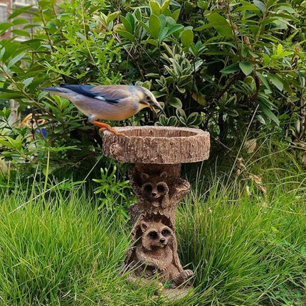 Raccoon Resin Bird Feeder with Natural Stump Design for Garden and Outdoor Decor, Ideal for Attracting Birds and Enhancing Yard Aesthetics.
